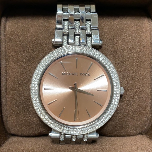 Used Michael Kors Watch perfect for any occassion - Picture 3 of 4